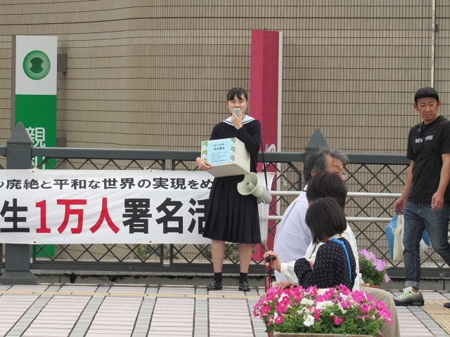 長崎駅前での署名活動