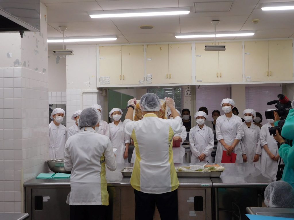 「クックチル方式」を理解した即戦力となる管理栄養士の育成を目指す産学連携プログラムを実施しました－食生活健康学科－